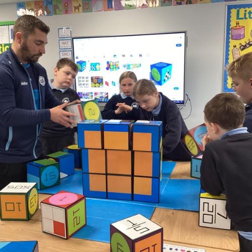 Using the IZAK9 cubes, we had to solve problems related to the properties of 2D shapes.